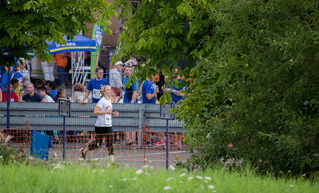 Dahinten kommt sie, die fünfte Läuferin des Runningteams.