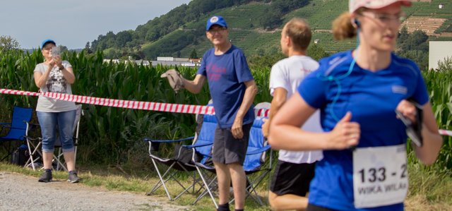 Schwiegerpapa Claus will ihm noch eine Kappe gegen die Sonne mitgeben. Schwiegermama Isolde knipst fleißig fürs Fotoalbum. Kurzer Perspektivwechsel...