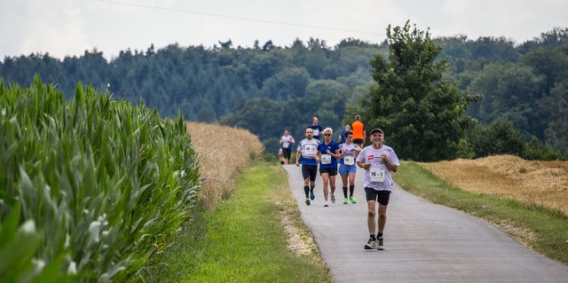 Ganz locker joggt Peter Fuchs durch die schöne Rundstrecke.