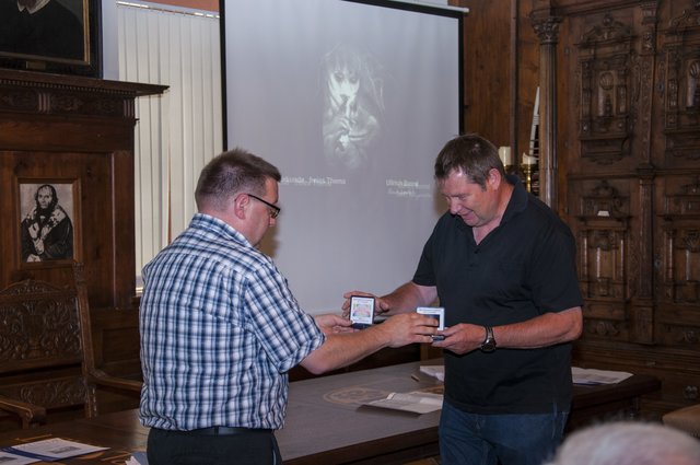 Christian Schmidt li übergibt zwei Medaillen an den Vize Unterfränkischen Fotomeister Bernd Ullrich | Foto: Fotoclub Miltenberg