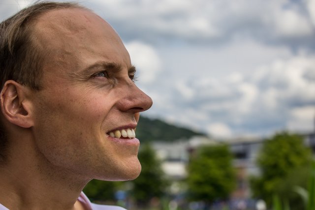 Dominik schaut nach den Regenwolken. Aber wir haben Glück, der WIKA-Lauf 2017 bleibt von Regen verschont.