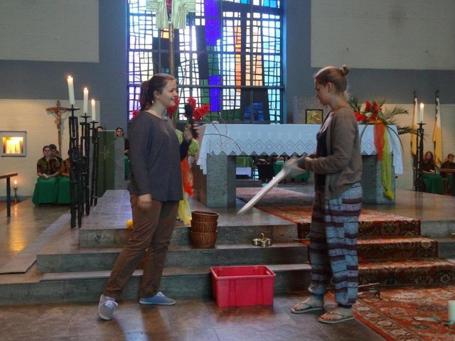 KJG-Mitglieder beim Thema "Schwerter zu Pflugscharen" | Foto: Horst Markert