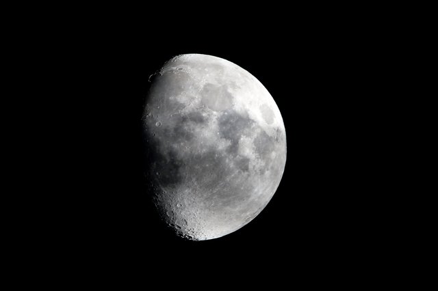 Zunehmender Mond mit sogenannten Goldenen Henkel