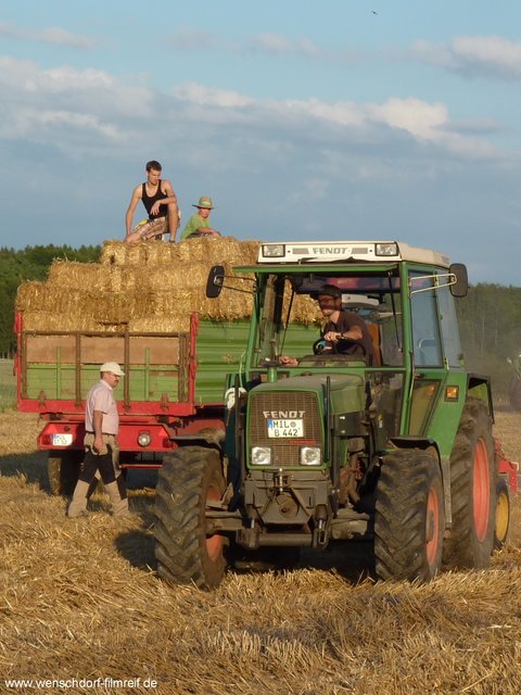 Strohballen für Hüpfburg und Lounge bei WENSCHDORF FILMREIF Freiluft- und Bulldog-Kino am 09.09.17