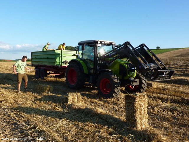 Strohballen für Hüpfburg und Lounge bei WENSCHDORF FILMREIF Freiluft- und Bulldog-Kino am 09.09.17