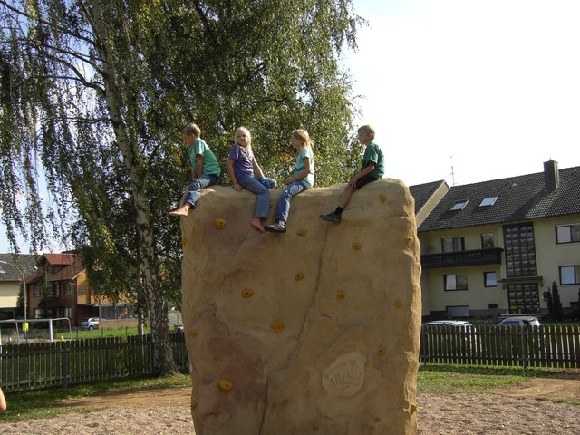 Der Kletterfels in Mömlingen ist bei den Kids heiß begehrt. | Foto: Gemeinde Mömlingen