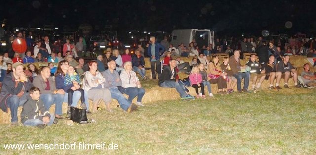 Strohballen-Lounge vor großer Leinwand - WENSCHDORF FILMREIF Freiluft- und Bulldog-Kino 2016