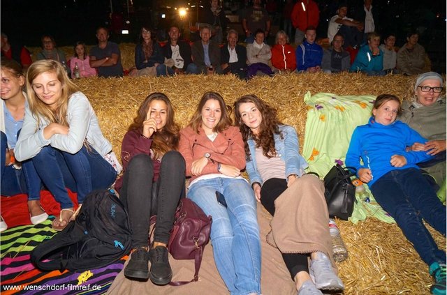 Strohballen-Lounge vor großer Leinwand - WENSCHDORF FILMREIF Freiluft- und Bulldog-Kino 2016