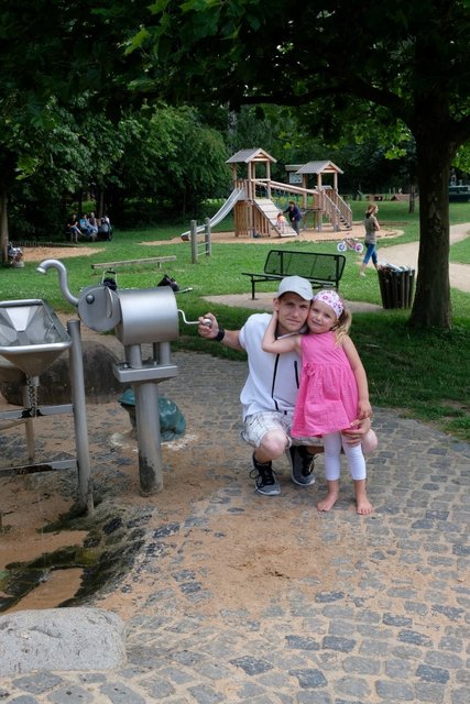 Spiel und Spaß ohne Grenzen – vor allem mit der Wasserspielanlage – haben Vater und Tochter im Elsavapark in Elsenfeld. | Foto: Sylvia Kester