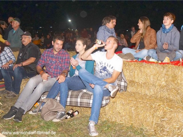 Strohballen-Lounge vor großer Leinwand - WENSCHDORF FILMREIF Freiluft- und Bulldog-Kino 2016