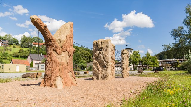 Der Bürgerpark in Leidersbach hat für Kinder tolle Kletterfelsen zu bieten. | Foto: Bernd Otto