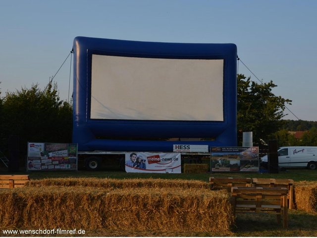 Strohballen-Lounge vor großer Leinwand - WENSCHDORF FILMREIF Freiluft- und Bulldog-Kino 2016