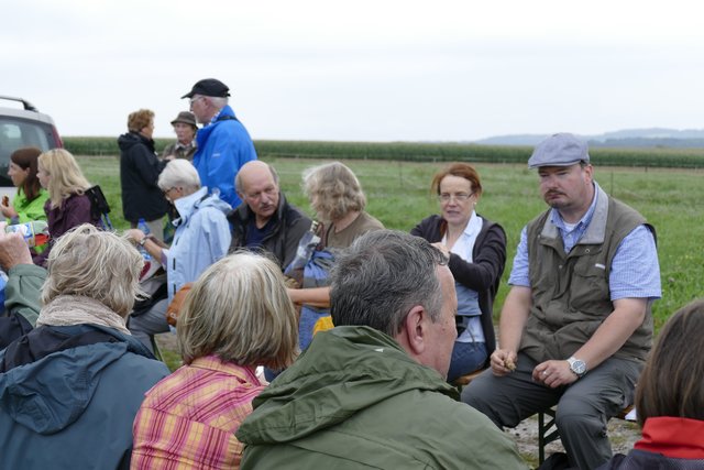 Pfarrer Jan Kölbel  (rechts im Bild) mitten unter den Pilgerinnen und Pilgern