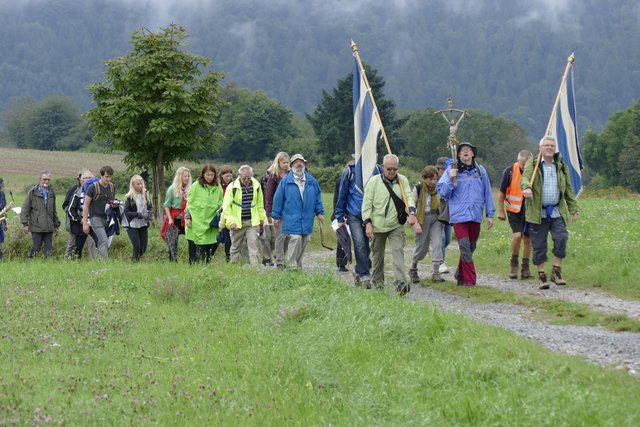 Ein Teil der Miltenberger Wallfahrer mit Fahnen und Kreuz