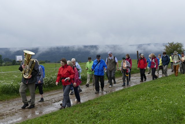 Bass blasen und auf den Weg achten, eine Leistung die Achtung verdient!