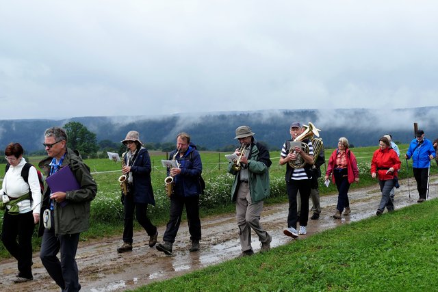 Die Musikanten vollbringen Schwerstarbeit!