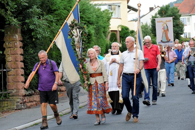 "Wieder gesund nach Hause gekommen" - Froh und glücklich ziehen die Wallfahrer in die Miltenberger Klosterkirche ein.