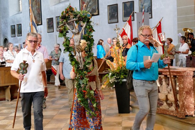 Beim Einzug in die Klosterkirche Dettelbach, das Kreuz wurde wieder liebevoll von Frau Hanneliese Haas geschmückt!