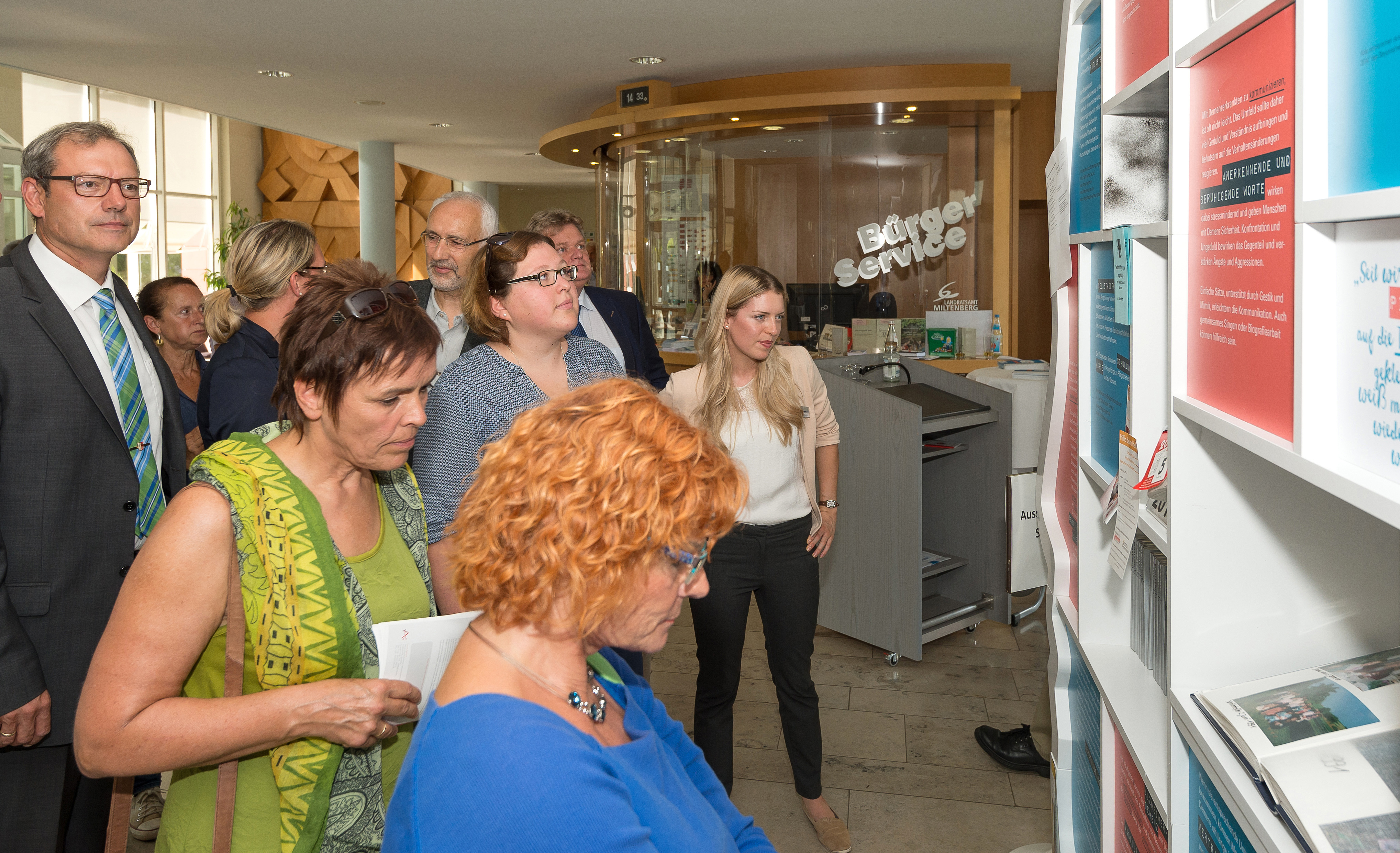 Mit großem Interesse nahmen die Gäste der Eröffnung der Ausstellung „Was geht. Was bleibt. Leben mit Demenz“ die Informationen zum Thema Demenz auf, darunter stellvertretender Landrat Thomas Zöller (links), Lena Ullrich (Gesundheitsregion plus, rechts) sowie Konrad Schmitt (Beratungsstelle für Senioren und pflegende Angehörige, Mitte).