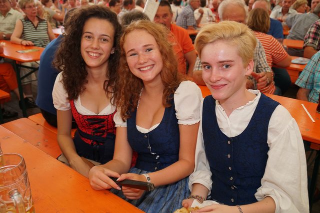 Auch diesem jungen Damen-Trio gefiel es im Festzelt am Mittwochnachmittag.