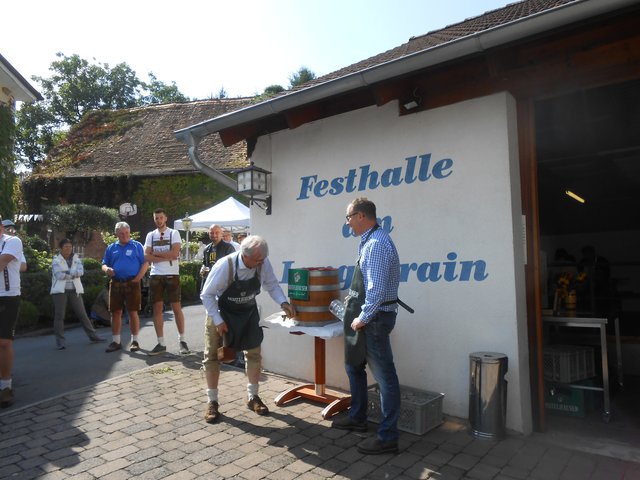 Bieranstich durch ersten Bürgermeister Roland Bauer und zweitem Bürgermeister Christian Lattus