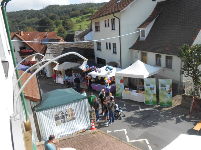 Blick auf die Straße Langenrain mit Marktständen