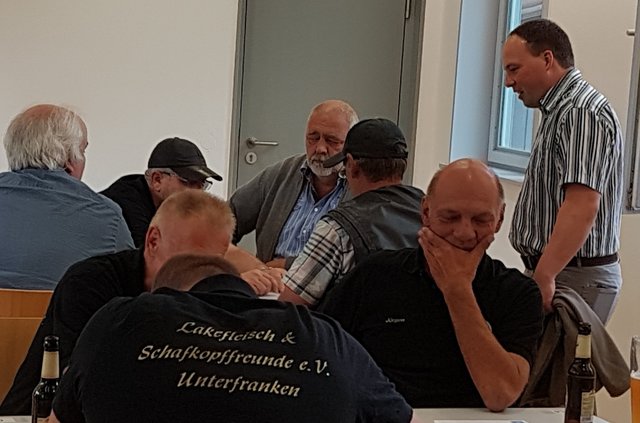 Bürgermeister Andreas Fath auf Stippvisite beim Schafkopfturnier in Wörth
