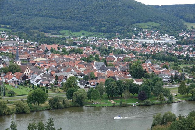 Blick auf Bürgstadt und einen Teil von Miltenberg - gesehen von der sogenannten Mainhölle oberhalb der Weinberge.