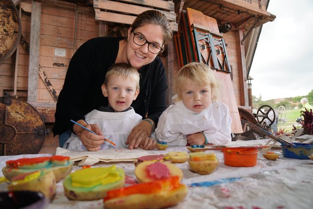 Schneeberger zu Gast in Gottersdorf: 
Neben dem Kartoffelernten war viel Abwechslung auch in der regengeschützten Kelterhalle und rundum geboten: Essen, Trinken, Keltern, Drucken von Stofftaschen mit farbigen Kartoffelstempeln, Greifvögelschau, Geräteschau und Strohballenklettern und vieles andere mehr.
