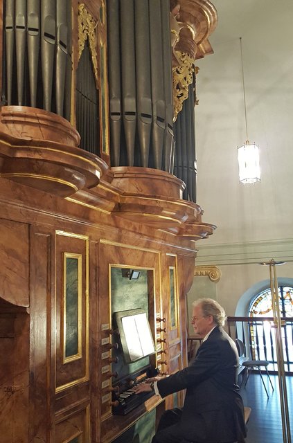 Werke von Pachelbel, Händel, Bach, Telemann und Knecht spielte Michael Hartmann an der Dauphin-Orgel.