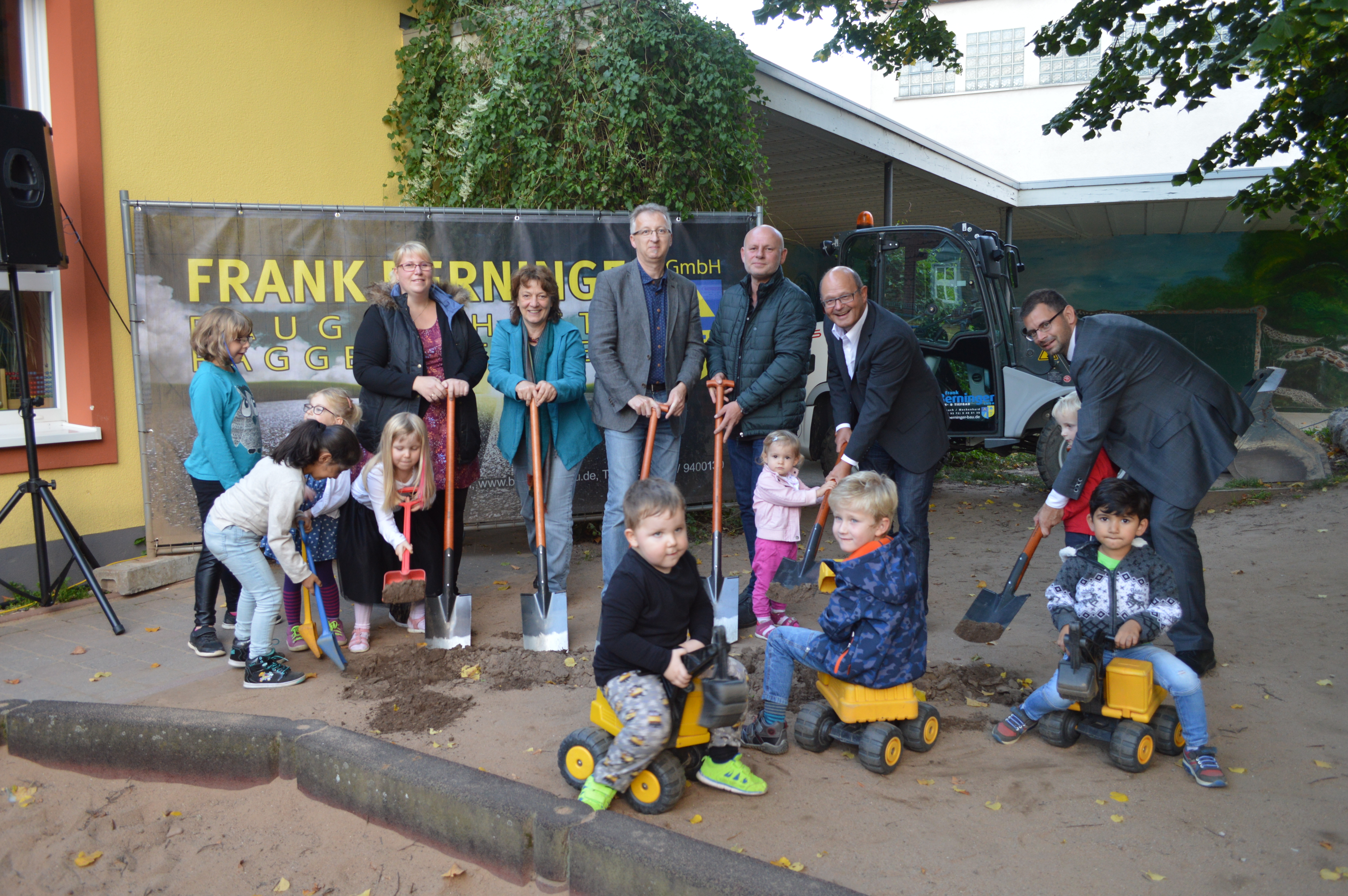 Judith Dorn (Elternbeirat), Margit Reppel (Leitung Kindergarten Fröbelstraße), Michael Schubert (Architekt), Frank Berninger (Frank Berninger Hoch- & Tiefbau GmbH), Michael Berninger (Bürgermeister Erlenbach) und Jens Marco Scherf (Landrat Miltenberg) schafften den Spatenstich mit tatkräftiger Unterstützung der Kinder.