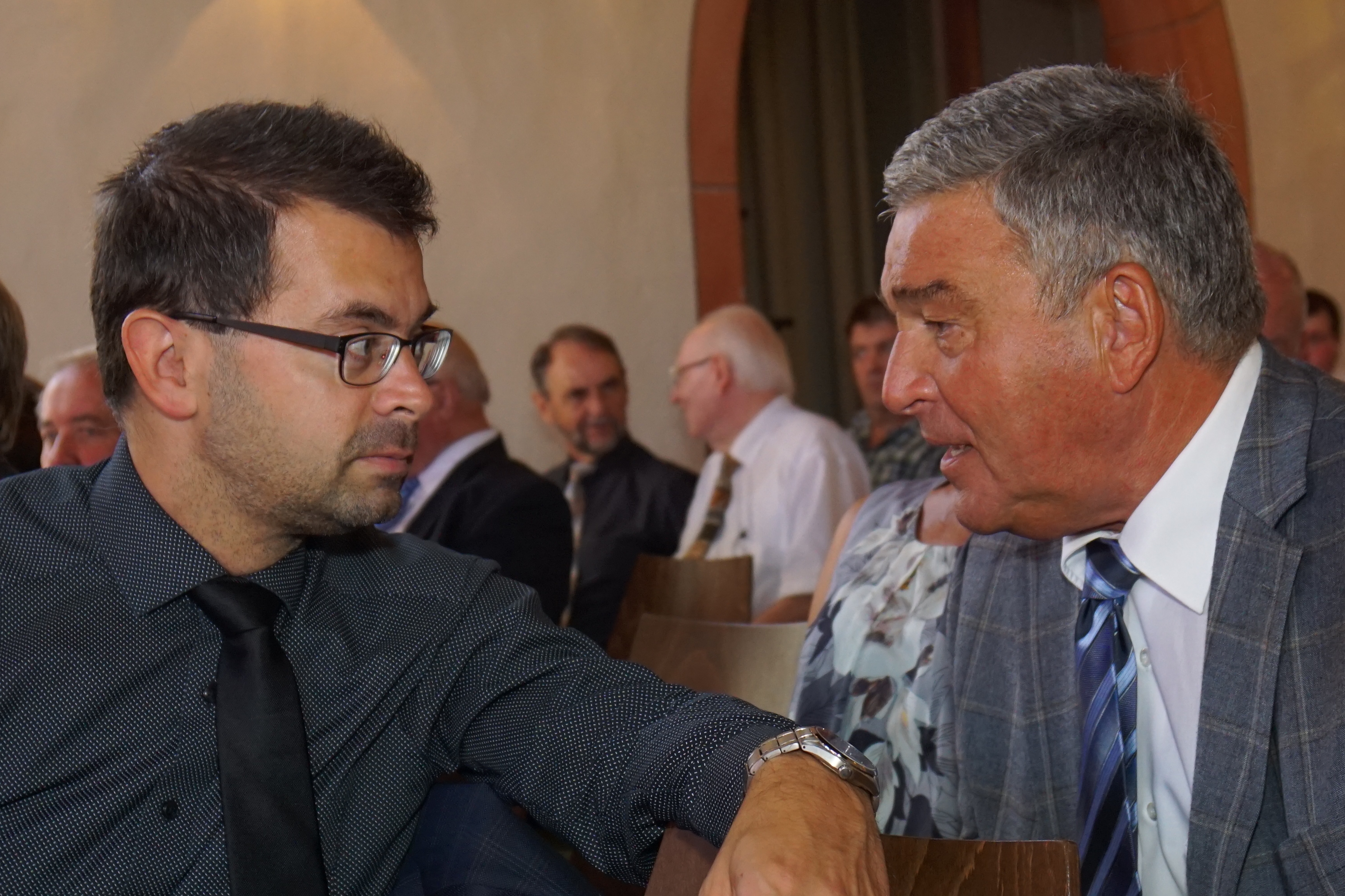 Landrat Jens-Marco Scherf (links) und Altlandrat Roland Schwing im Alten Rathaus in Miltenberg (2017).