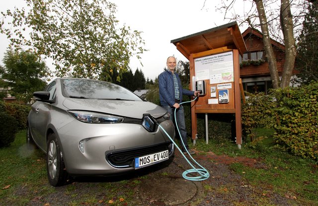 Die öffentliche Ladestation des NABU-Waldbrunn in Mülben wird ausschließlich mit Ökostrom betrieben. Foto: Martin Hahn