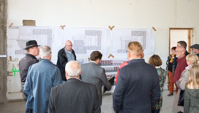 Im Inneren des Hermann-Staudinger-Gymnasiums informierten Claudius Deboy und Kreisbaumeister Andreas Wosnik die Ausschussmitglieder über den Fortgang der Generalsanierung.