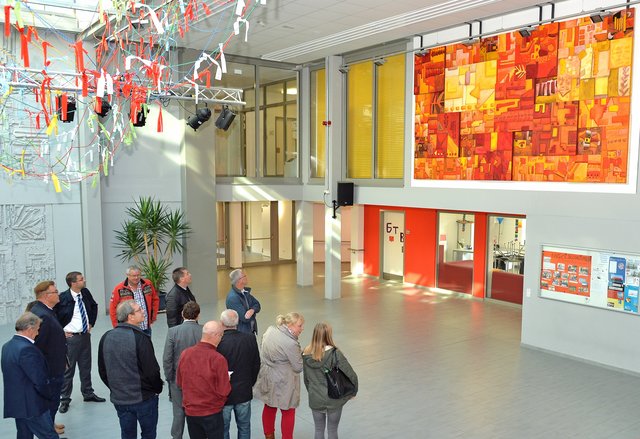 Ein echter Blickfang ist das Kunstwerk im Pausenhof der Main-Limes-Realschule, das sich der Bauausschuss anschaute. Das natürlich einfallende Licht lässt die gelb-orange-roten Farbtöne sehr schön zur Geltung kommen.