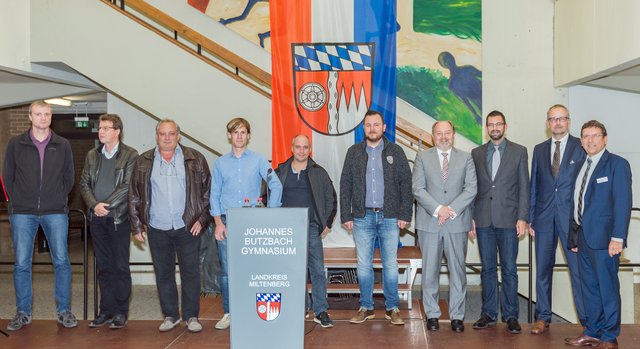 Diese Männer haben großen Anteil an der Realisierung der Nahwärmeversorgung und der Entstehung der neuen Aula am Gymnasium Miltenberg. Das Bild zeigt sie mit Landrat Jens Marco Scherf (dritter von rechts).