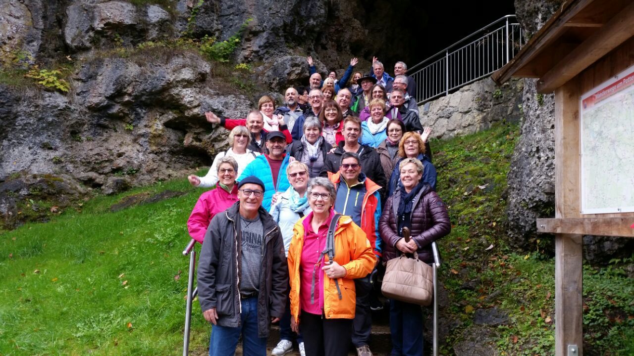 Klassentreffen zum 60sten der Grossheubacher ,hier vor der Teufelshöhle in der Fränkischen Schweiz