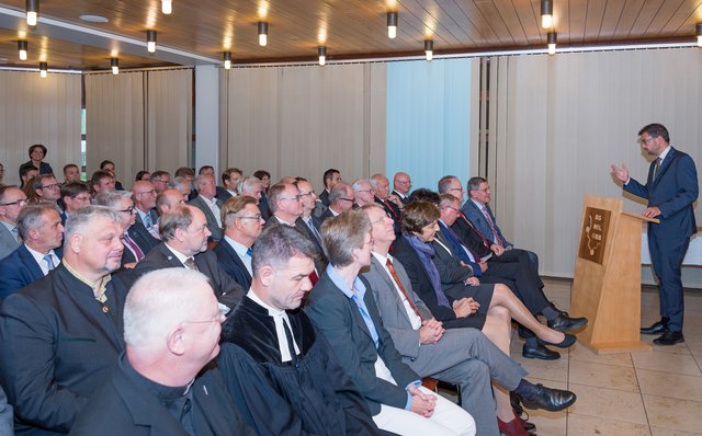 Rund 100 Gäste freuten sich wie Landrat Jens Marco Scherf (am Mikrofon) am Dienstag über die Einweihung der neuen Räume für die Hochschule Aschaffenburg in der Miltenberger Berufsschule.