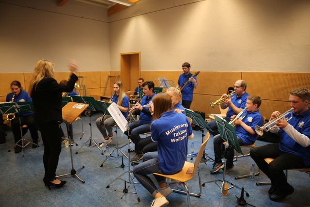 Die Weilbacher Musikkapelle Taktlos spielt auf der Bühne des Rathaussaals.