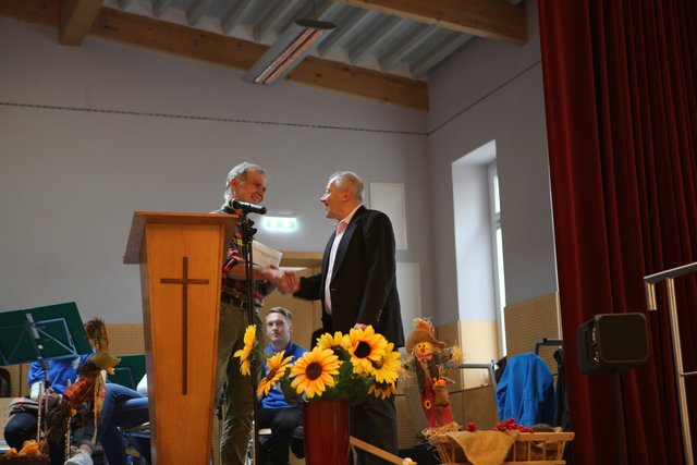 Ekkehard Schaefer (links) würdigt die Verdienste des ersten Vorsitzenden Engelbert Kuhn.
