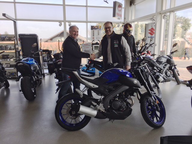 Harald Münch (Area Sales Manager von Yamaha Motor Deutschland) und Rainer Kreis (rechts) bei der Verleihung der Urkunde „35 Jahre Yamaha Händler“ in den Geschäftsräumen von Zweirad Kreis Walldürn.