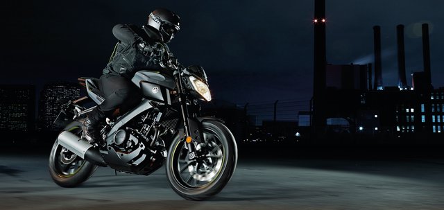 MT-125: Einzylinder-Viertakter mit Flüssigkeitskühlung • Deltabox-Rahmen und Monocross-Federung hinten • Hochwertige Komponenten • 41mm-Upside-Down-Telegabel • Radialverschraubter Bremssattel und 292 mm große Scheibe vorn.