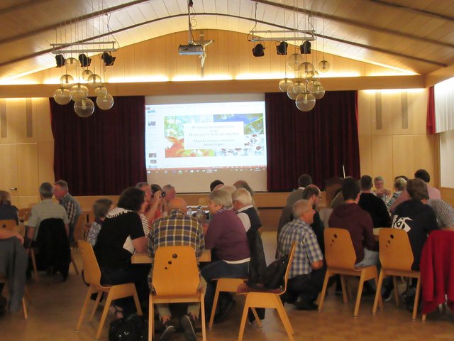 Intensive Gespräche bei der Pfarrversammlung