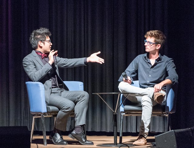 Bei den Kurzgesprächen entlockte Moderator Florian Brettschneider (rechts) den jungen Musikerinnen und Musikern viele Details – hier im Gespräch mit Kenichiro Kojima.