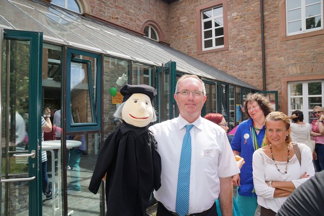 Rudi Rupp, Dekan des Evang.-Luth. Dekanatsbezirkes Aschaffenburg, mit einer Luther-Figur beim Ökumenischen Kirchentag in Aschaffenburg 2017 - ein "Highlight" im Reformationsjubiläumsjahr.