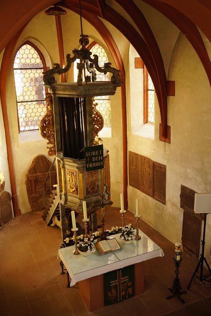 Hintergrundinformation  - Kirche in Eschau

Die Kanzel als Verkündigung des Wortes Gottes hat in Eschau in der dortigen evangelischen Kirche eine exponierte Position im Kirchenraum: sie steht direkt hinter dem Altar und verweist auf eine Empfehlung Luthers und seine reformatorische Wertschätzung des Wortes. Foto rsc
