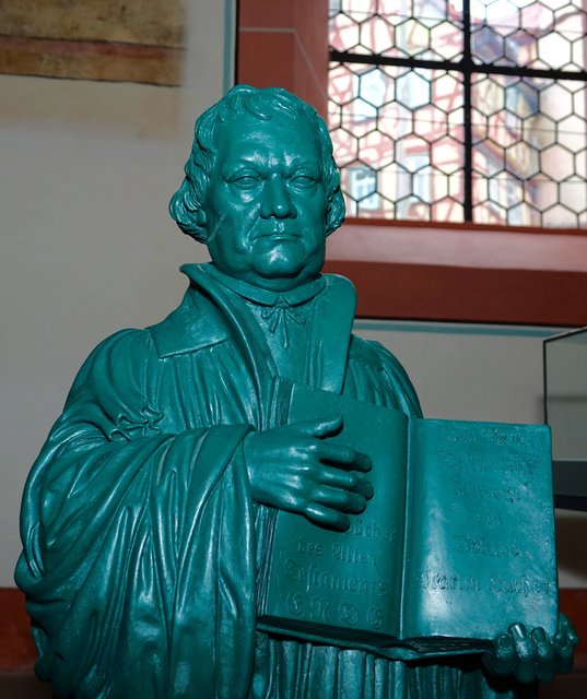 Was Martin Luther damit in Bewegung setzte, war allerdings alles andere als alltäglich. Sein Thesenanschlag leitete das Ende des Mittelalters ein und veränderte die Welt. Luther übte Kritik am Ablasshandel der katholischen Kirche.