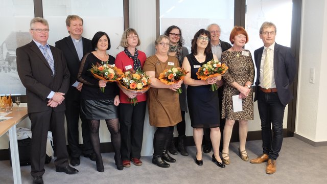 Die Sanierungsphase ist überstanden – besonderen Dank gilt dem Bibliotheksteam für den intensiven Einsatz während der Baumaßnahme. (v.l. Architekt Bertwin Kaufmann, Pfarrer Dr. Heinrich Skolucki, Diana Pfaff, Marita Hüllmann, Doris Schönig (alle Bibliotheksteam), Rebekka Jacobi von der LFS für das öffentliche Bibliothekswesen Würzburg, Gisela Schlange-Schäfer