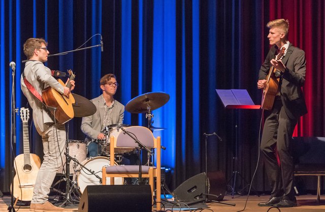 Wippen mit den Füßen war angesagt, als Florian Brettschneider, Leo Asal und Tom Hofmann einen mitreißenden Swing zelebrierten.