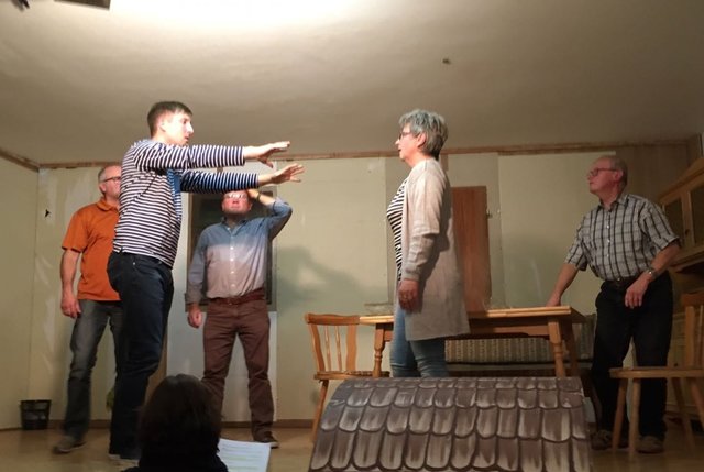 Die Proben laufen auf Hochtouren und unter vollem Körpereinsatz! Von links nach rechts: Egon Schmitt, Werner Hilbert, Brigitte Bundschuh-Hock, Reinhold Ott